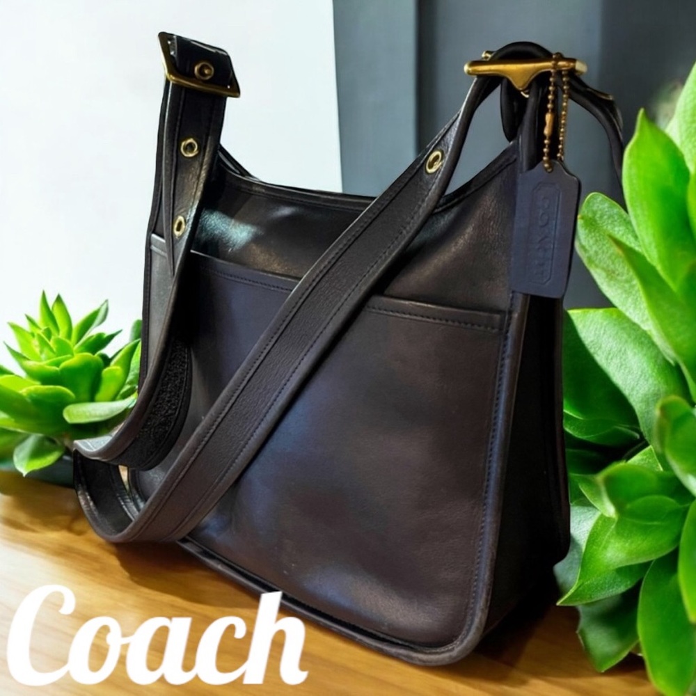 Coach vintage legacy zip bag in black leather with gold tone hardware in EUC
